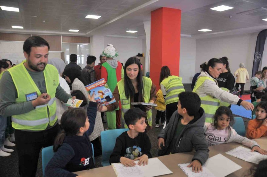 Çukurova Belediyesi psikososyal destek ekibi yurtlarda