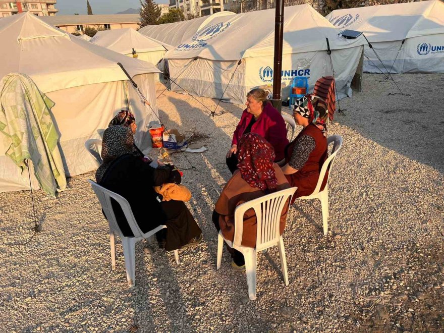 Başkan Erdem, zorlukların aşılması için depremzedelerin yanında