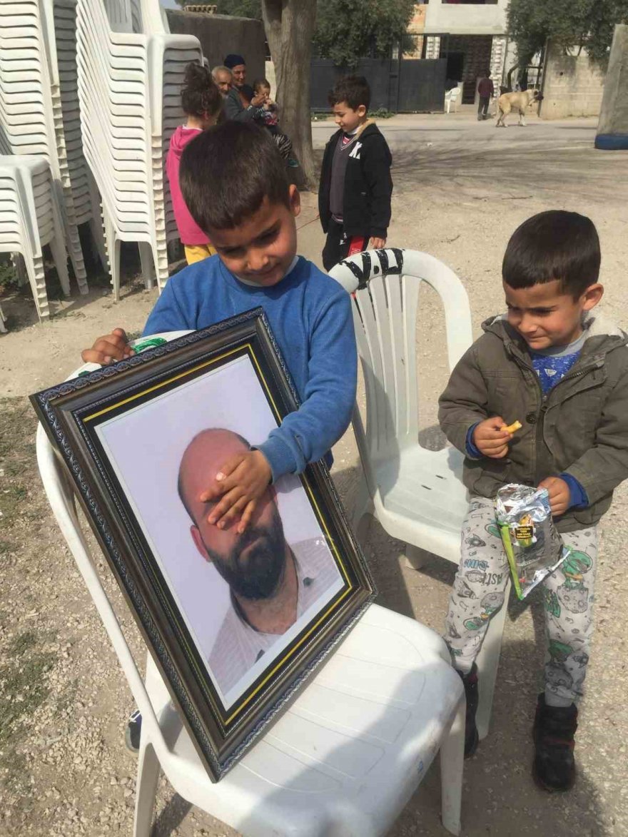 Öldürülen babasının fotoğrafına sarılıp gözyaşlarına boğuldu