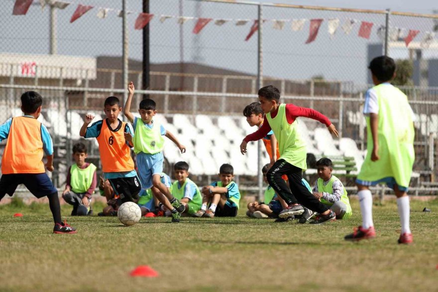 Seyhan’da spor okulları kaldığı yerden devam ediyor