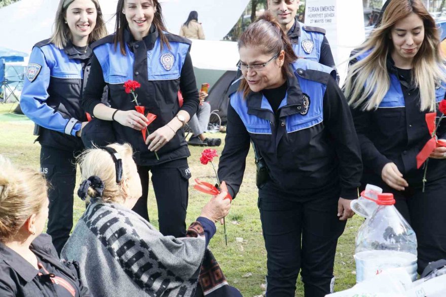 Adana polisi kadınlar gününü unutmadı