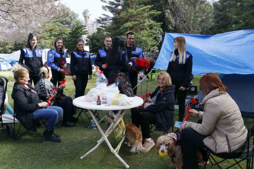 Adana polisi kadınlar gününü unutmadı