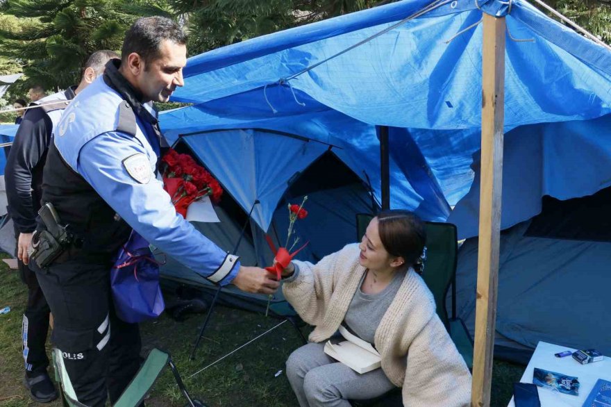 Adana polisi kadınlar gününü unutmadı