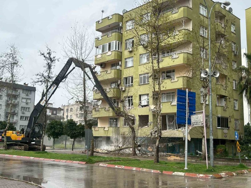 Adana Ceyhan'da vatandaşlar çaresiz: Ağır hasarlı yapıların yıkımı başladı