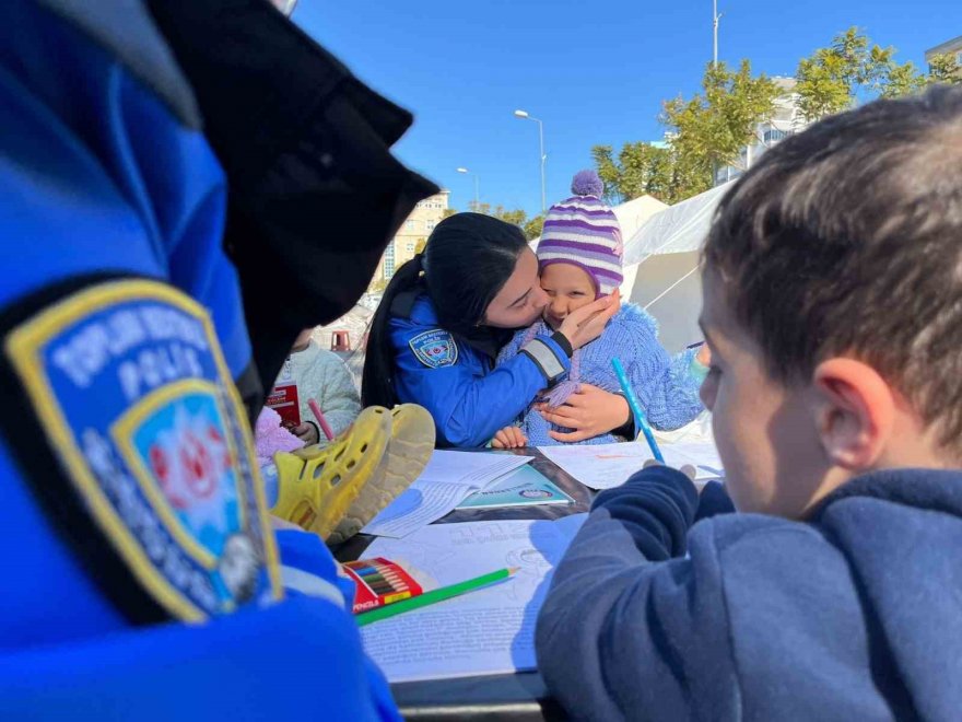 Polis yaraları sevgiyle sarıyor