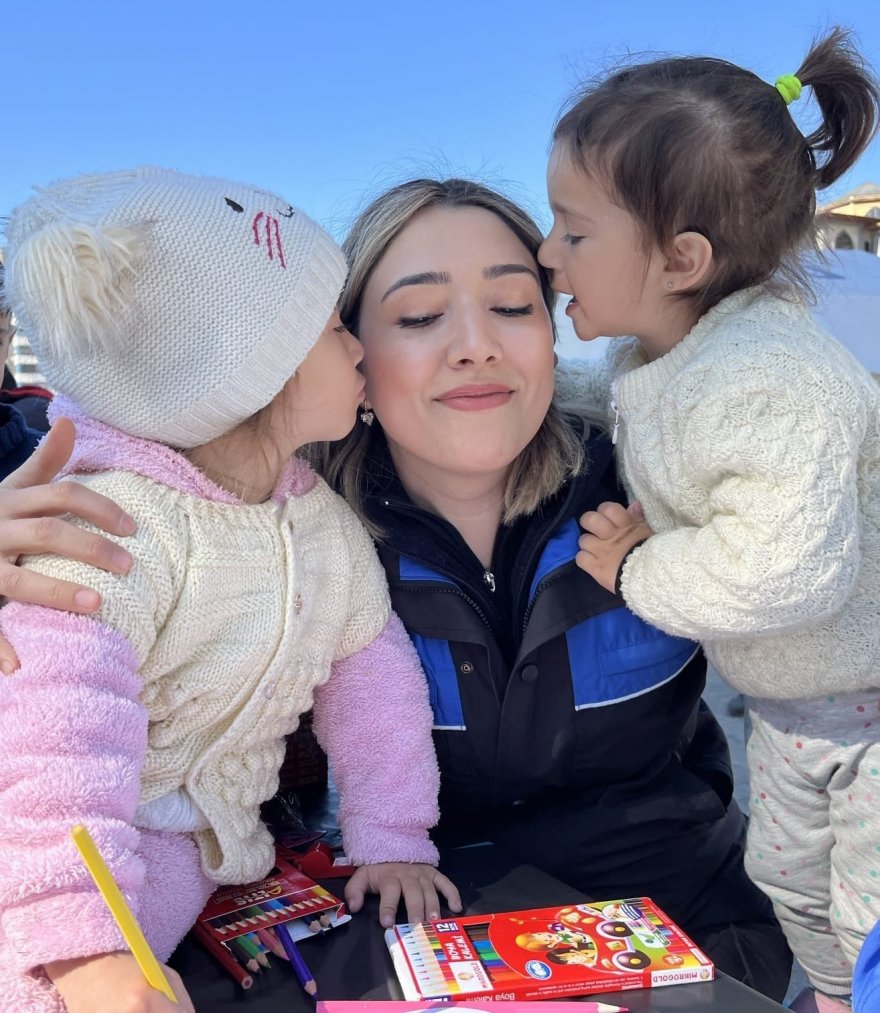 Polis yaraları sevgiyle sarıyor