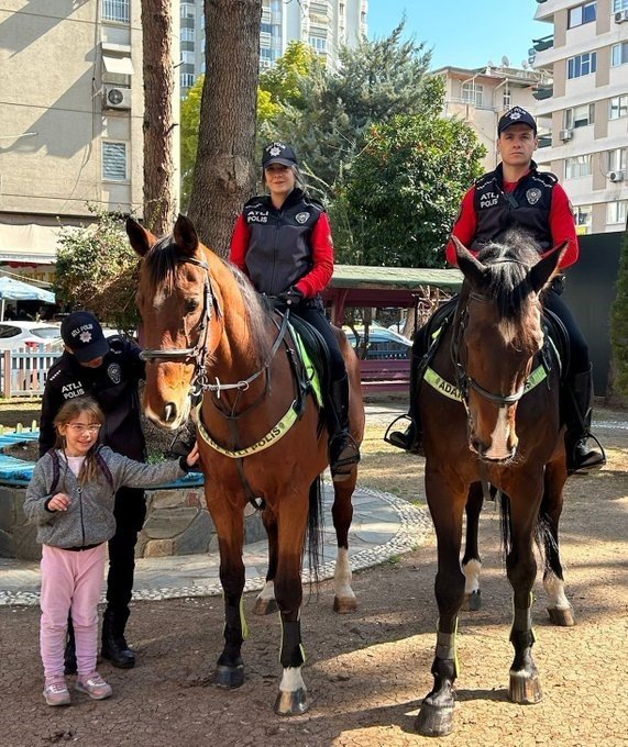 Polis yaraları sevgiyle sarıyor