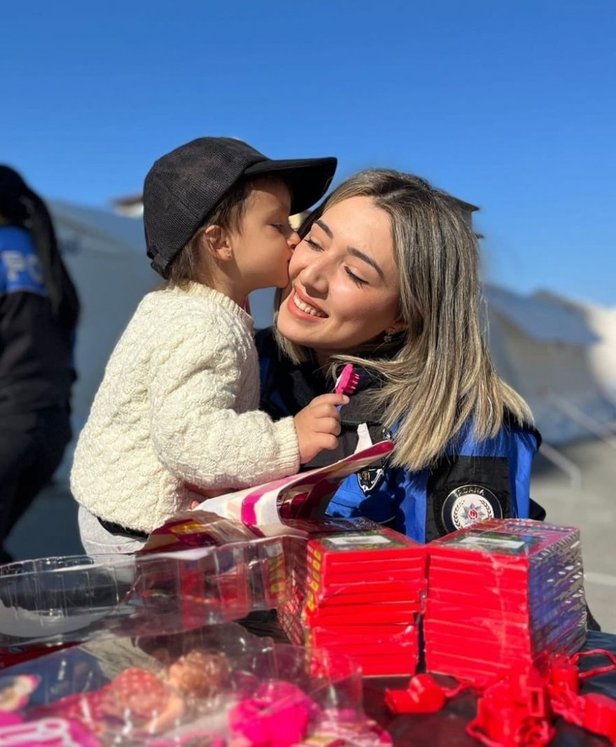 Polis yaraları sevgiyle sarıyor