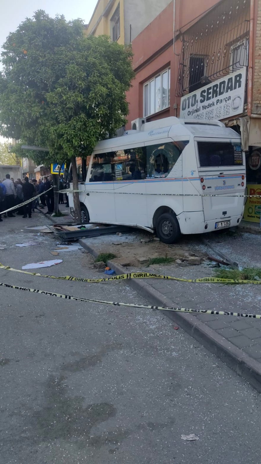 Adana'da dolmuş durağa daldı: 1 ölü, 7 yaralı