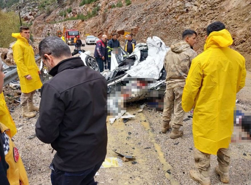 Adana’da otomobilin üzerine kaya parçası düştü: 4 ölü