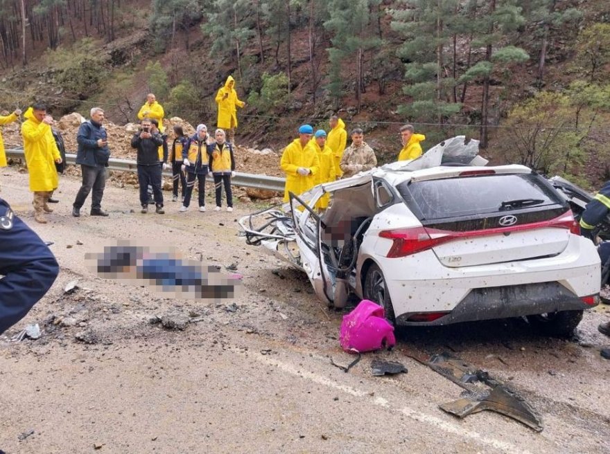 Adana’da otomobilin üzerine kaya parçası düştü: 4 ölü