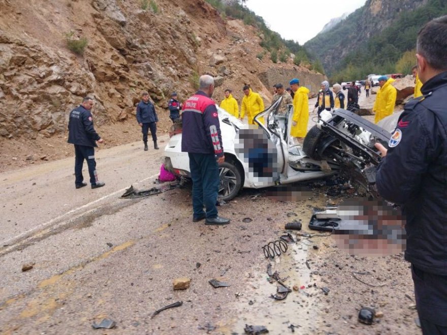 Adana’da otomobilin üzerine kaya parçası düştü: 4 ölü