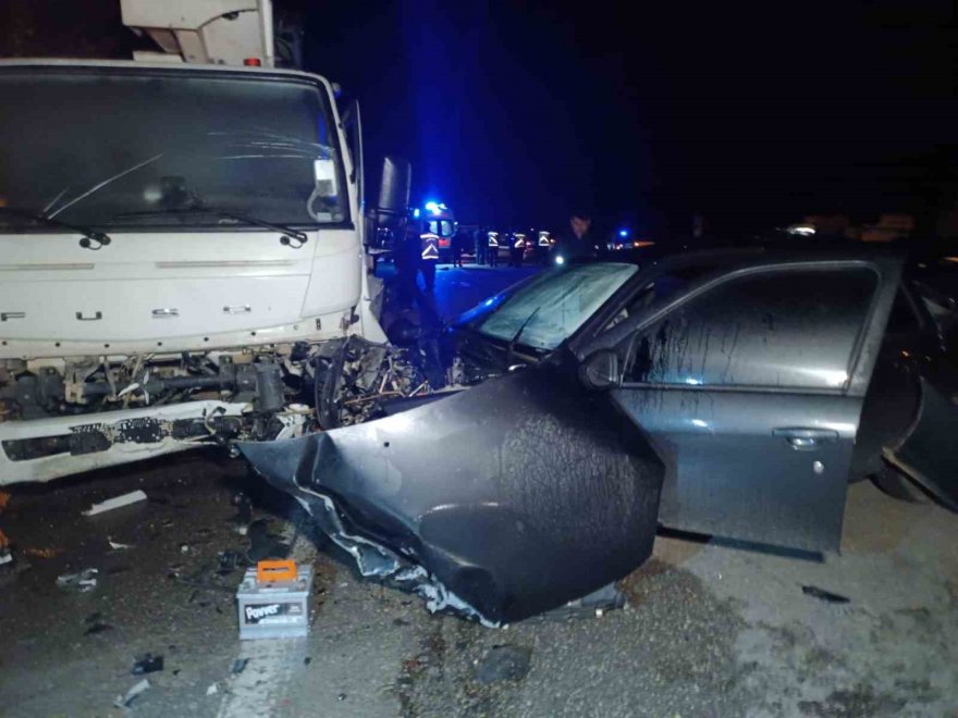 Otomobile çarpmamak için manevra yapan aracın vinçle çarpıştığı kaza kamerada: 2 ölü