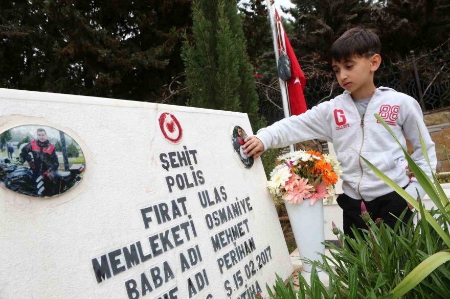 Şehit babasının mezarında dua etti, mezar taşındaki fotoğrafını okşadı