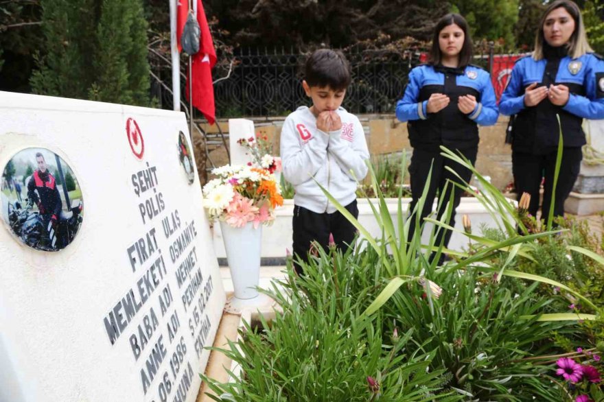 Şehit babasının mezarında dua etti, mezar taşındaki fotoğrafını okşadı