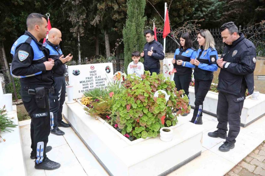 Şehit babasının mezarında dua etti, mezar taşındaki fotoğrafını okşadı