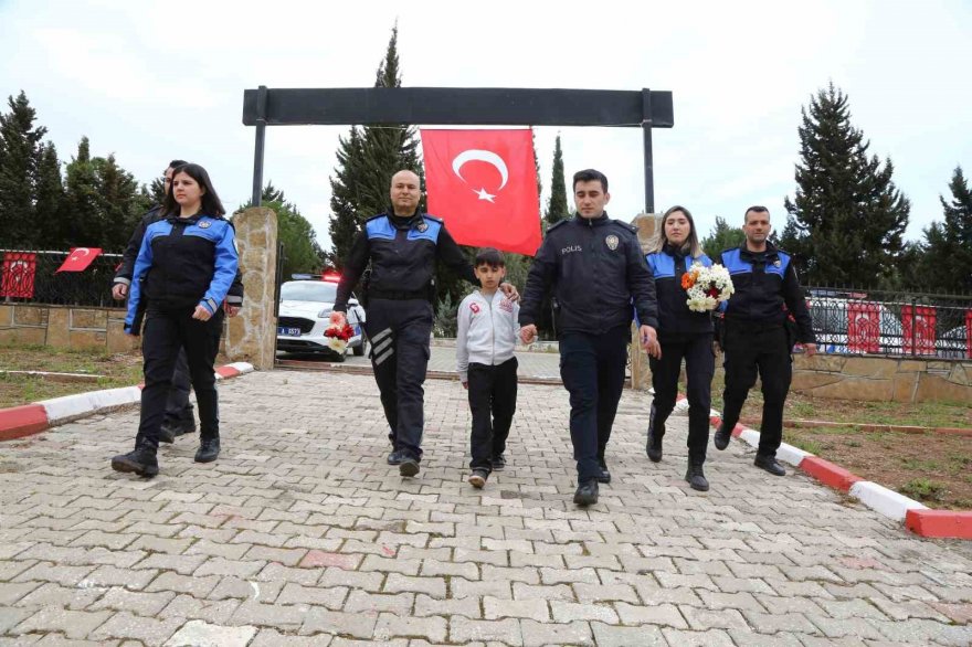 Şehit babasının mezarında dua etti, mezar taşındaki fotoğrafını okşadı