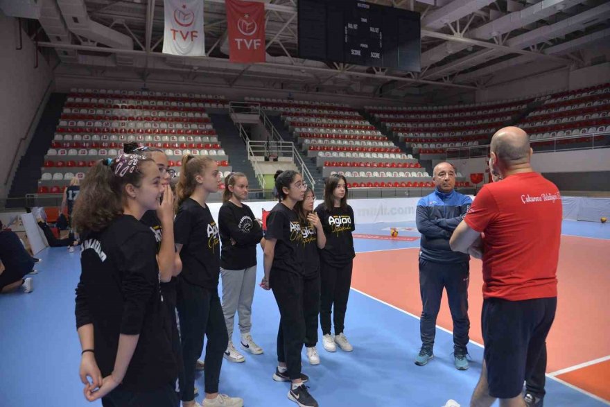 Genç voleybolcular Çukurova Belediyesi Spor Kulübü’nün misafiri oldu