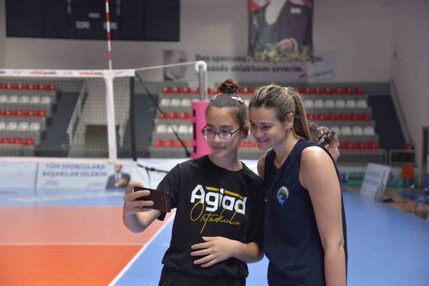 Genç voleybolcular Çukurova Belediyesi Spor Kulübü’nün misafiri oldu