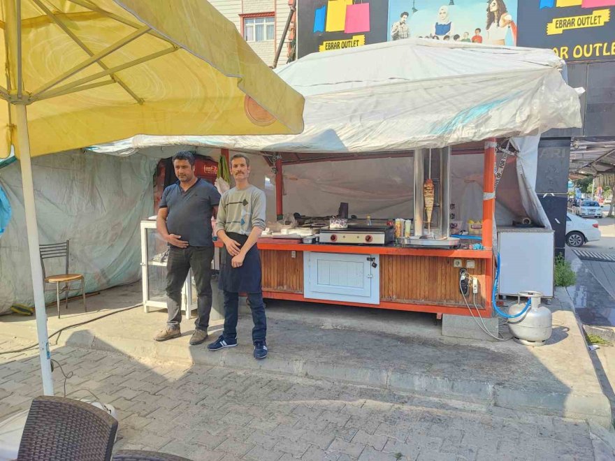 Bu da oldu: Müşteriler için hazırlanan Adana kebapları çaldılar