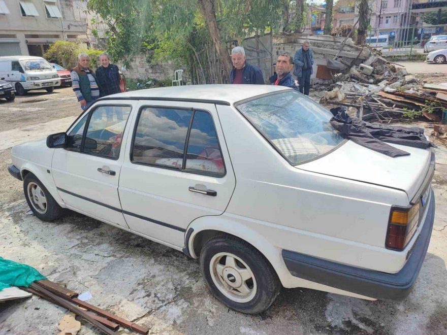 Çaycıdan örnek davranış: Sokakta kalan vatandaşı otomobiline yerleştirdi