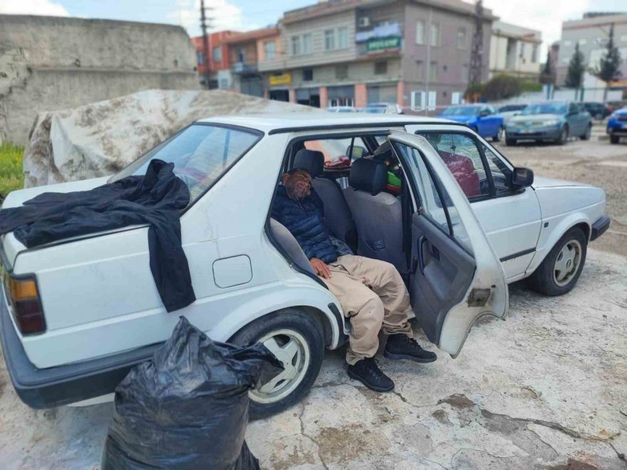 Çaycıdan örnek davranış: Sokakta kalan vatandaşı otomobiline yerleştirdi