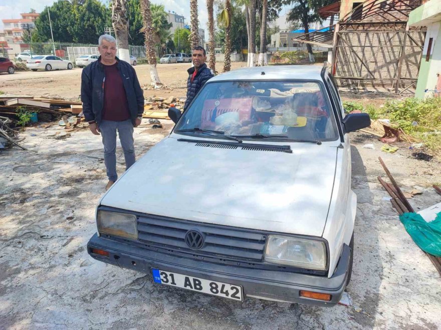 Çaycıdan örnek davranış: Sokakta kalan vatandaşı otomobiline yerleştirdi