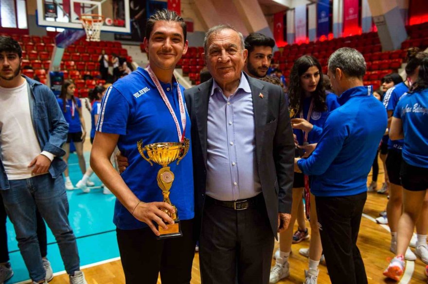 Seyhanlı voleybolcular müzeye 6 kupa daha götürdü