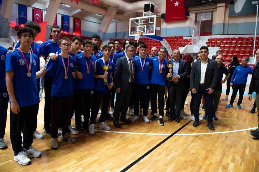 Seyhanlı voleybolcular müzeye 6 kupa daha götürdü