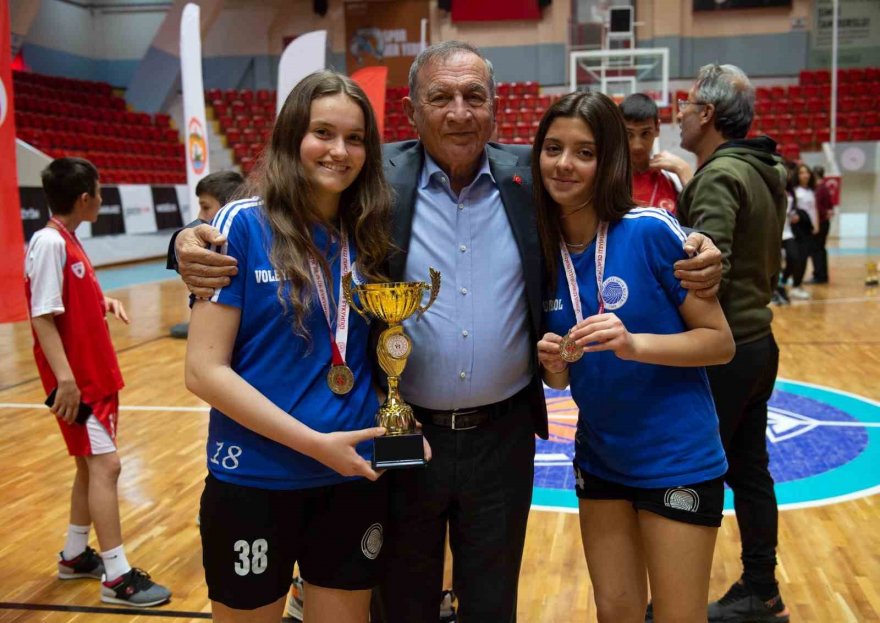 Seyhanlı voleybolcular müzeye 6 kupa daha götürdü