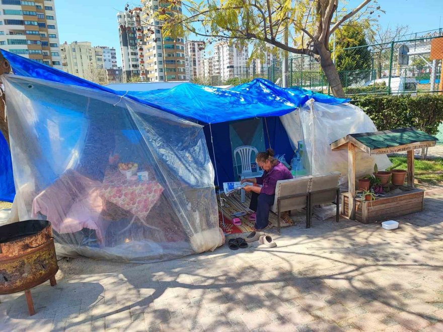 Depremin korkusu nedeniyle çadırda ve karavanlarda yaşıyorlar