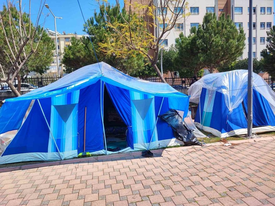 Depremin korkusu nedeniyle çadırda ve karavanlarda yaşıyorlar