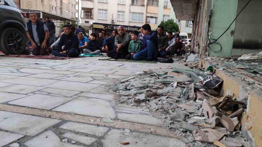 Bayram namazını yıkılması için boşaltılan orta hasarlı binanın altında kıldılar