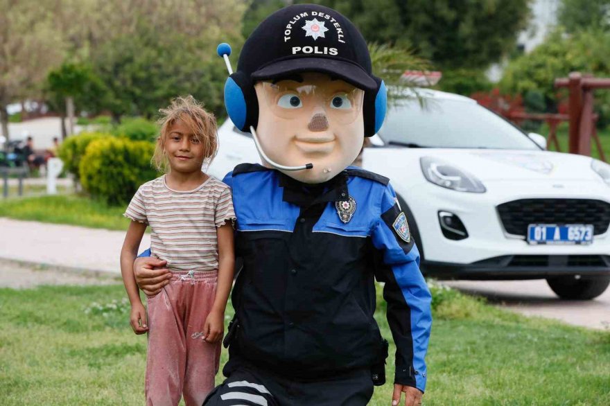 Polis çocuklarla langırt oynadı