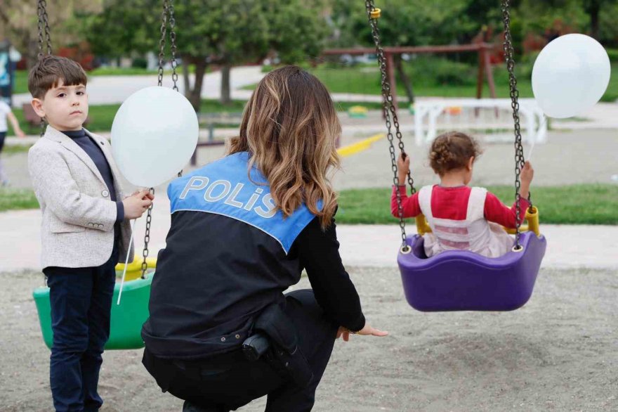 Polis çocuklarla langırt oynadı