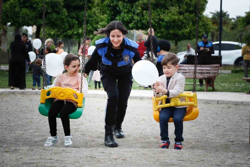 Polis çocuklarla langırt oynadı