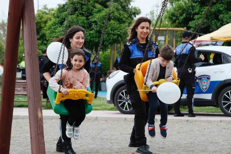 Polis çocuklarla langırt oynadı