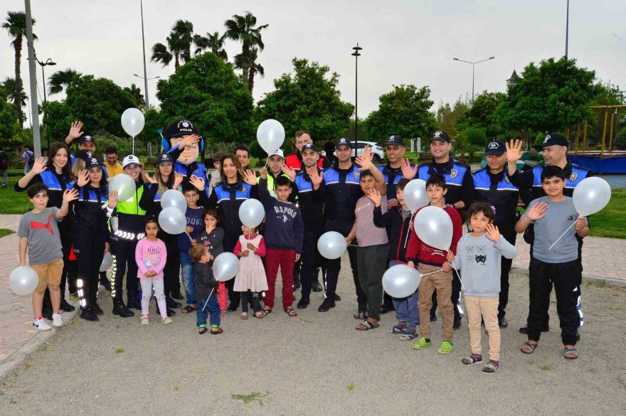 Polis çocuklarla langırt oynadı