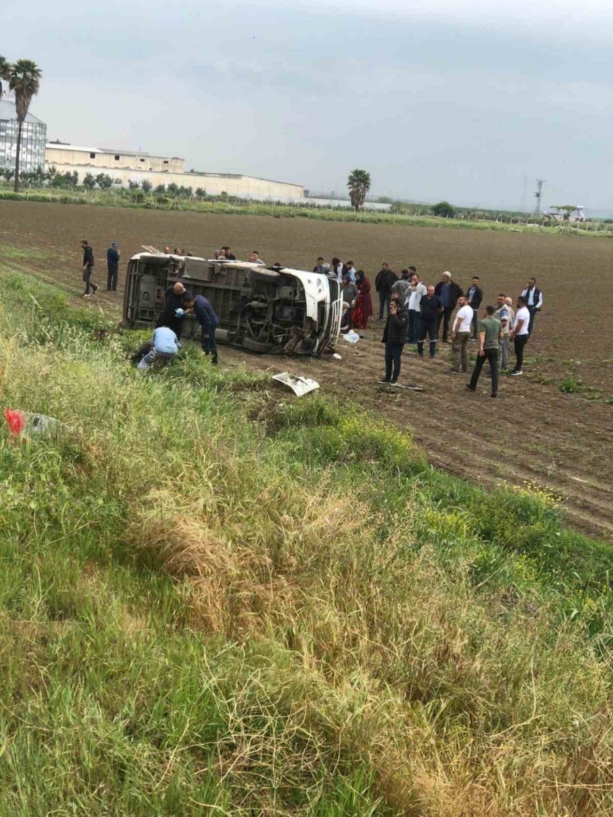 Minibüs ile kamyon çarpıştı: 10 yaralı