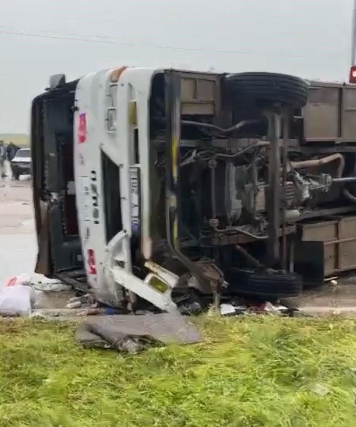 Tarım işçilerini taşıyan minibüs devrildi: 9 yaralı