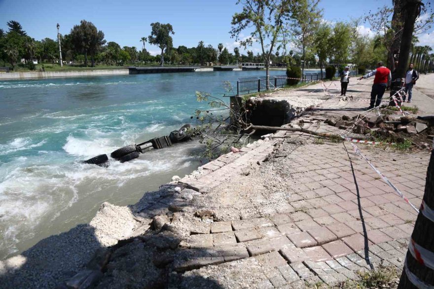 Adana'da çöken yol onarılırken tekrar çöktü, işçiler ölümden döndü