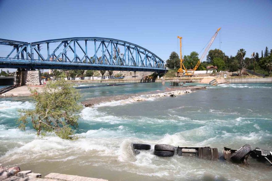 Adana'da çöken yol onarılırken tekrar çöktü, işçiler ölümden döndü