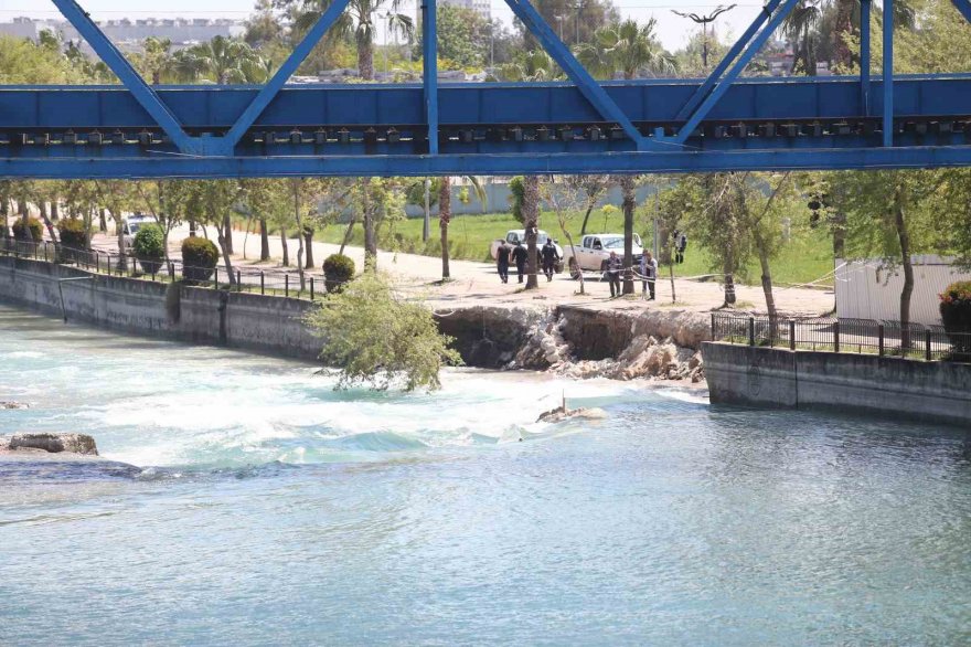 Adana'da çöken yol onarılırken tekrar çöktü, işçiler ölümden döndü