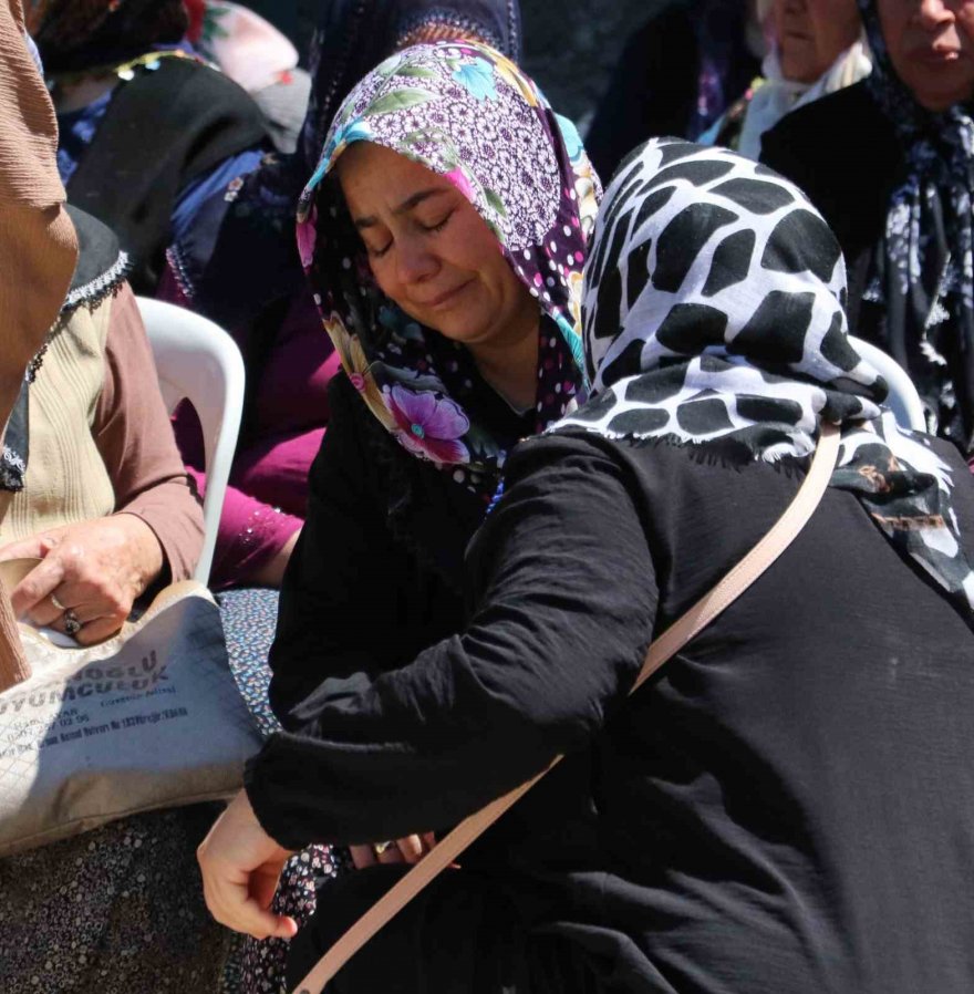 Damatlarının öldürdüğü anne ve kızının cenazesi gözyaşlarıyla toprağa verildi