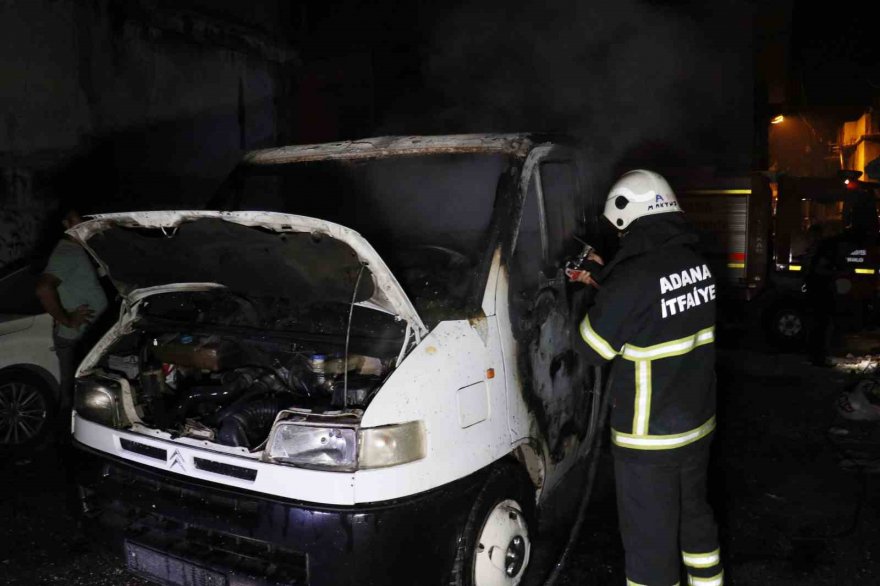 Adana’da park halindeki çekici yanarak kül oldu