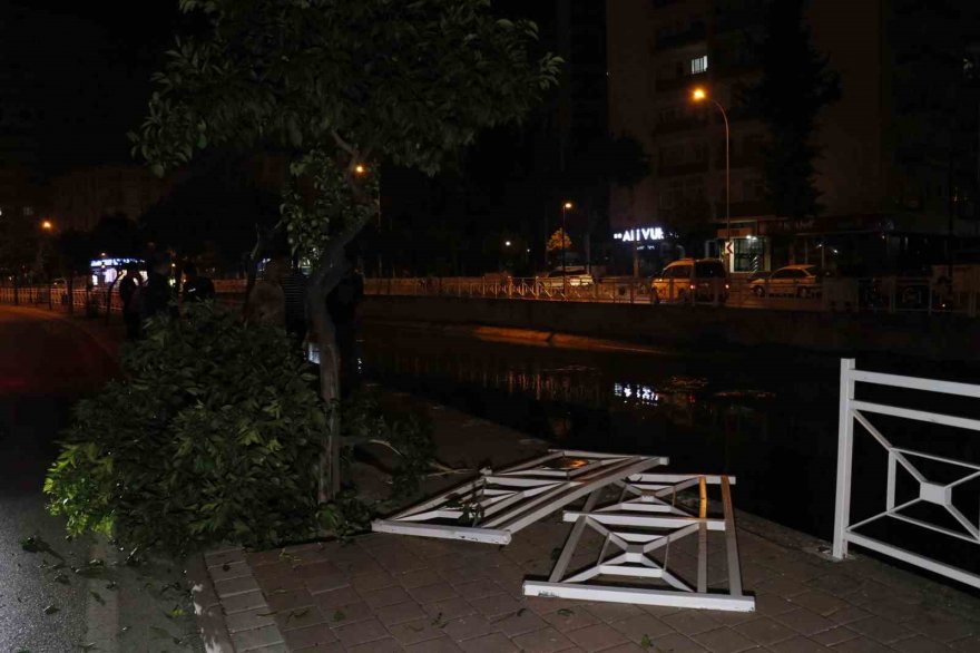 Adana’da virajı alamayan otomobil sulama kanalına düştü: 3 yaralı