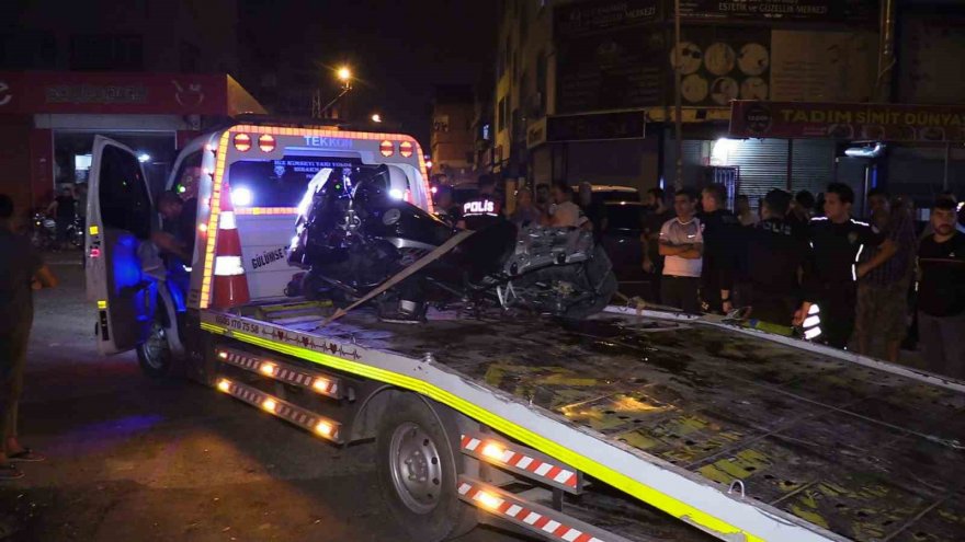 Yunus polisleri ile otomobil çarpıştı: 2 polis yaralandı