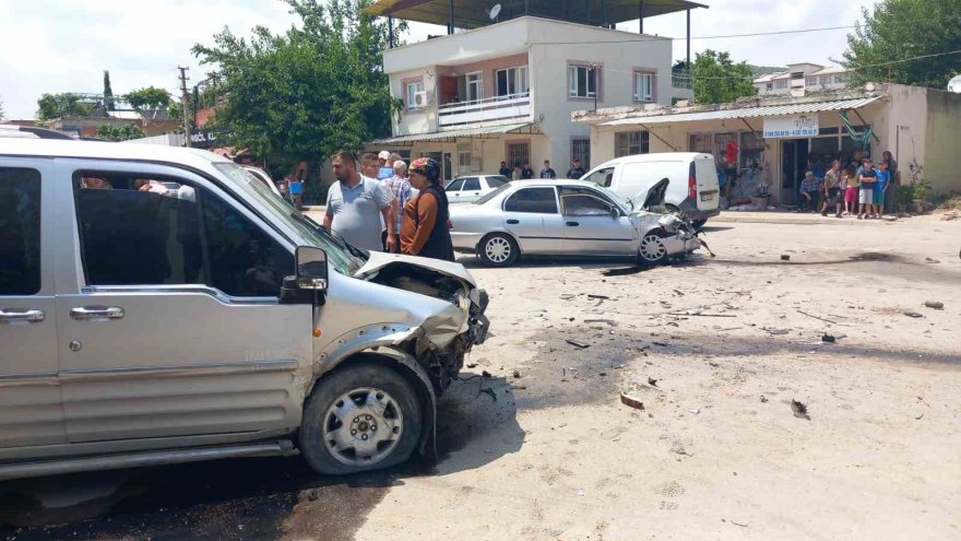 İki araç kafa kafaya çarpıştı: 4 yaralı