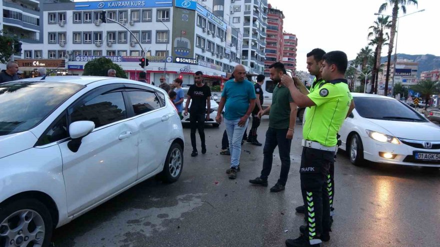 Adana’da kavşakta kaza: 3 araç hasar gördü, 2 sürücü yaralandı