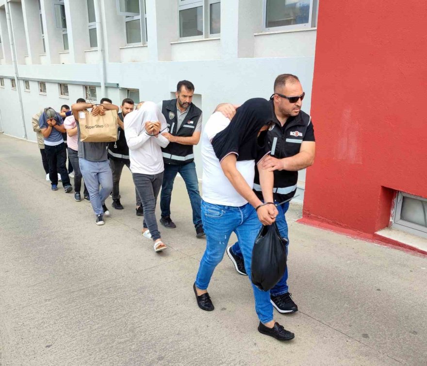 Piyasaya yüzlerce sahte altın süren şüphelilerden 4’ü tutuklandı